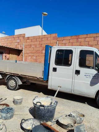 Camión Ducato de siete plazas y caja de tres cincu
