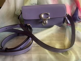 Bolso cartera Coach charol morado