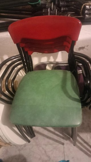 Sillas apilables rojas y verdes