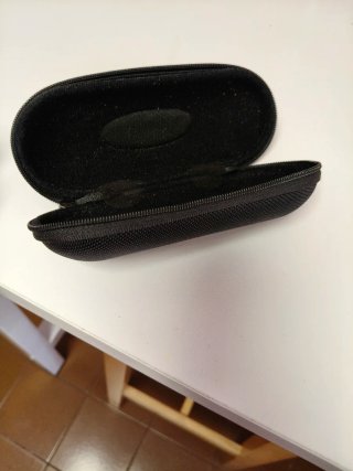 Funda Rígida Gafas Oakley Niño Negra/Verde