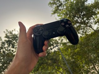 PS4 Slim 1TB + 2 Mandos