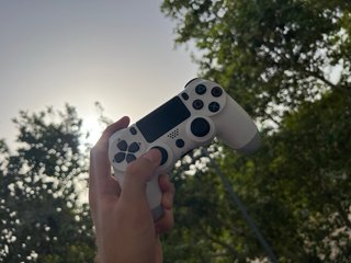 PS4 Slim 1TB + 2 Mandos