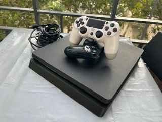 PS4 Slim 1TB + 2 Mandos