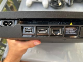 PS4 Slim 1TB + 2 Mandos