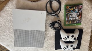 Xbox One S + 2 Mandos + GTA V
