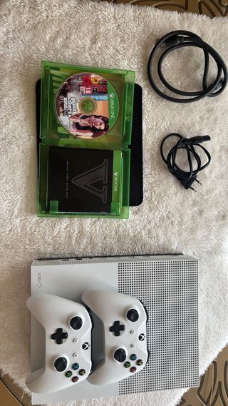 Xbox One S + 2 Mandos + GTA V