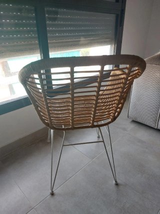 Sedia in rattan beige con braccioli