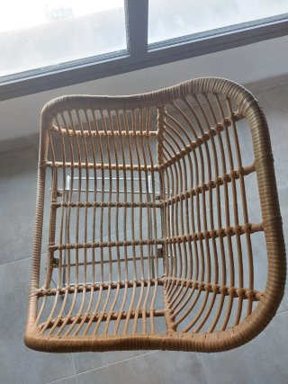 Sedia in rattan beige con braccioli