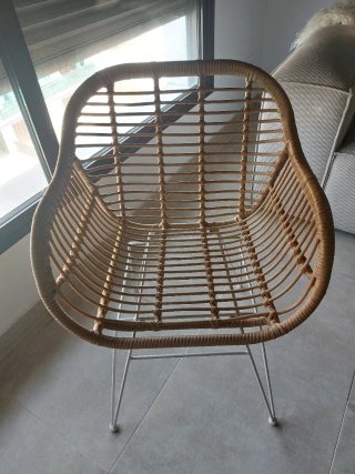 Sedia in rattan beige con braccioli