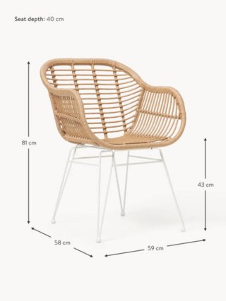 Sedia in rattan beige con braccioli