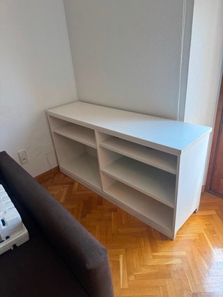 Mueble blanco con estantes