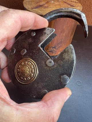Antico lucchetto rivettato a ruota  con chiave