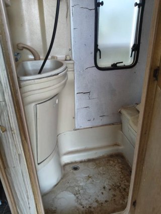 Caravana inglesa con baño para reformar
