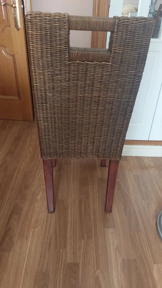 Silla de ratán con patas de madera