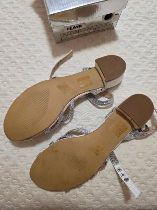 Sandalias plateadas con tiras cruzadas