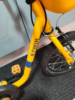Bicicleta infantil amarilla con cesta