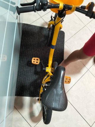Bicicleta infantil amarilla con cesta