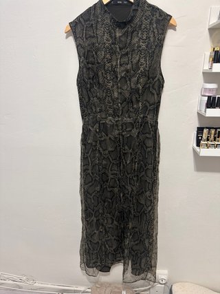 Vestido gris de tirantes con rayas