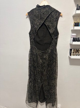 Vestido gris de tirantes con rayas