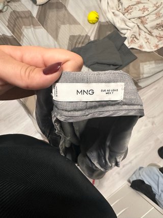 Vestido gris de tirantes con rayas