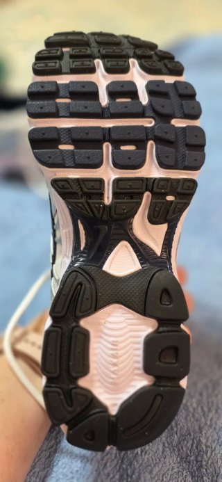 Zapatillas Nike plateadas y blancas