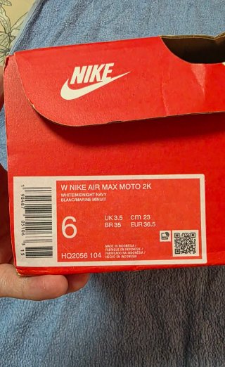 Zapatillas Nike plateadas y blancas