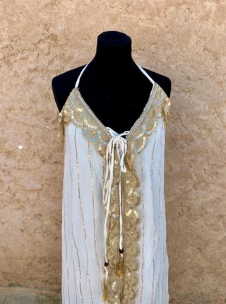 Vestido largo blanco con detalles dorados