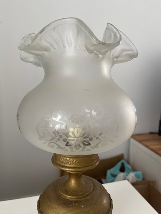 Lámpara de mesa vintage dorada y cristal