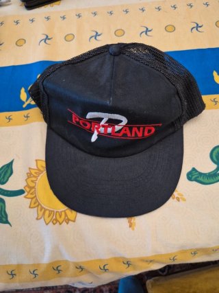 Berretto Portland uomo nero e rosso