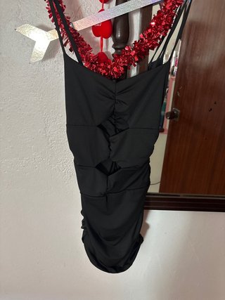 Vestido negro corto con fruncido