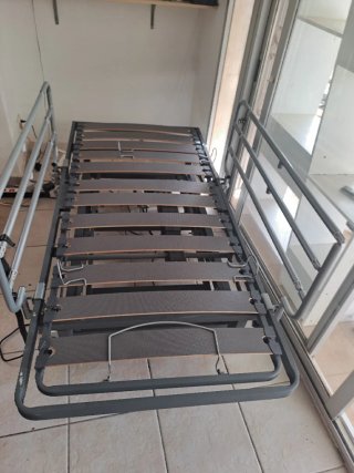Hospital electrical bed with bubble mattress. -