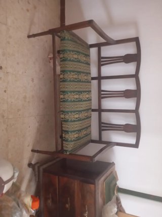 Sofá antiguo de madera y tela