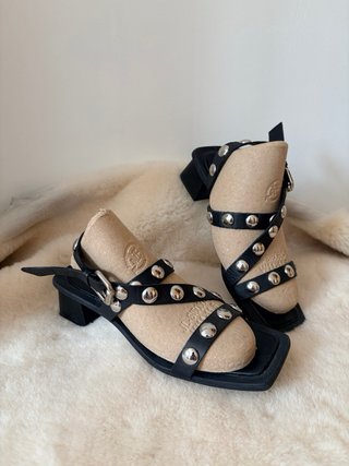 Sandalias Zara Piel Tachuelas Negras T39