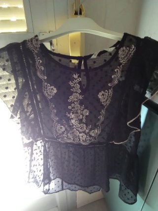 Blusa negra con bordado floral