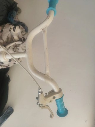 Bicicleta infantil azul y blanca