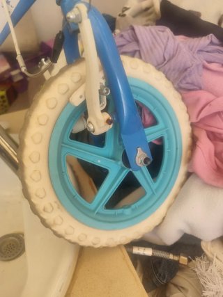 Bicicleta infantil azul y blanca