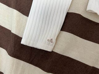 Camiseta Stradivarius blanca escote pico