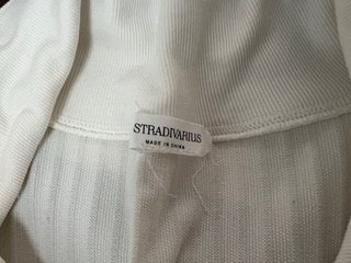 Camiseta Stradivarius blanca escote pico