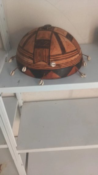 Calabaza africana decorada con conchas