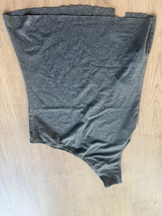 Top Shein gris asimétrico talla S