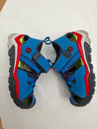 Sandalias deportivas azules y rojas