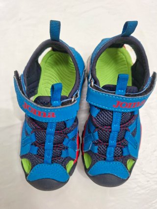 Sandalias deportivas azules y rojas