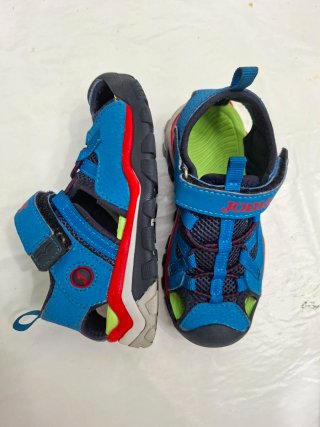 Sandalias deportivas azules y rojas