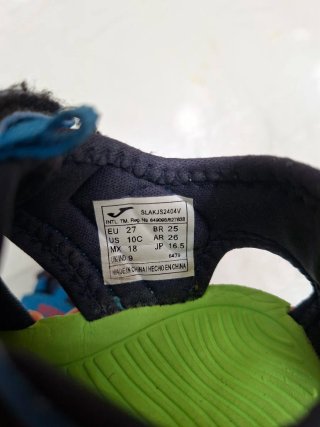 Sandalias deportivas azules y rojas