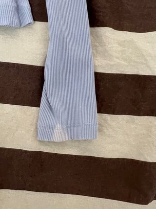 Camiseta azul de manga larga con cuello alto