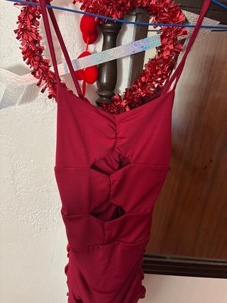 Vestido corto rojo con aberturas