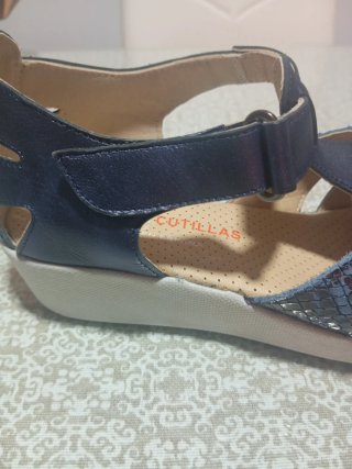 Sandalias azules y grises