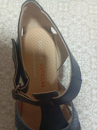 Sandalias azules y grises