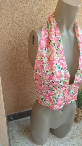 Top floral escotado halter talla M