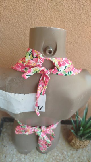Top floral escotado halter talla M
